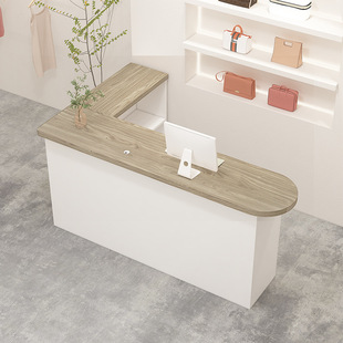 �D�����y̨Ů�b���ǰ̨���b��L�Ͱ�̨�����s�F������Ժ�Ӵ���̨