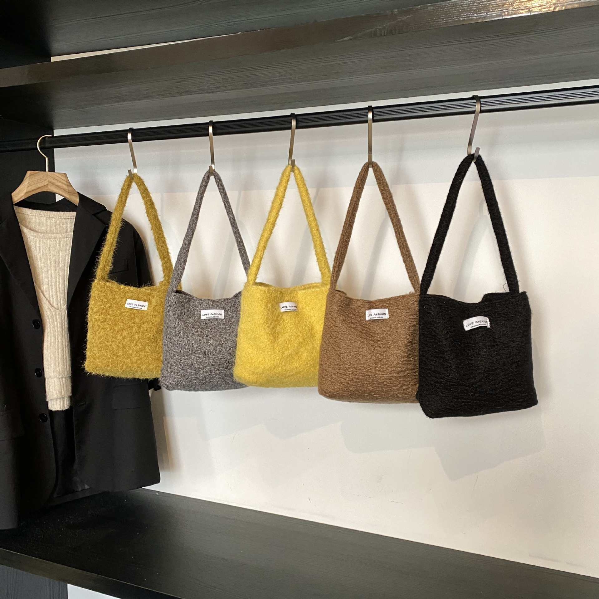 Bolsa de hombro de lana de moda simple para mujeres 2024 nuevo otoño y invierno de moda de la gripe ligera bolso de mano de lujo bolso de brazo