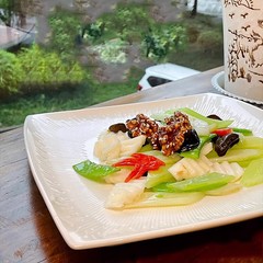 農家楽中国式の正方形の陶磁器の筋目の浅い皿の炒め物の熱い料理の食器の純粋な白川の野菜の土菜館の不規則な皿