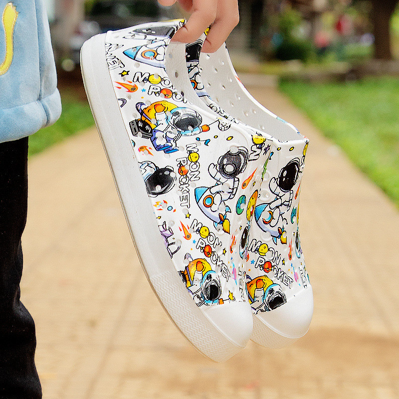 LUCHI zapatos con agujeros pareja verano nuevo estilo graffiti transpirable vadeo hueco hombres y mujeres sandalias de playa casuales en stock