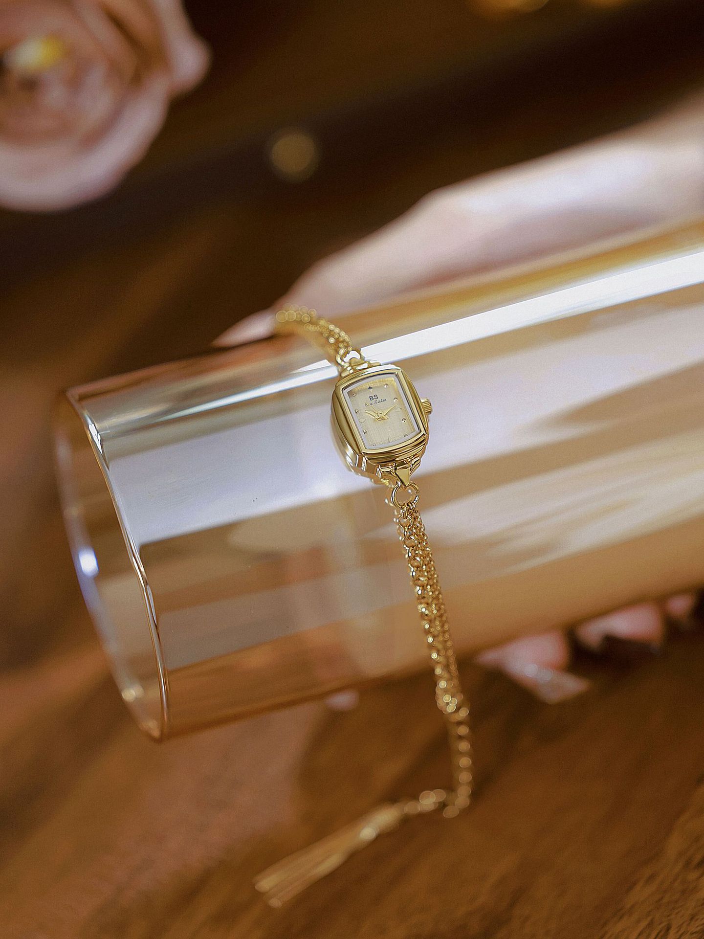 30g Weight Tempered Glass Mirror Material Alloy Strap Material Watch Classification Pointer Display Type Jewelry Buckle Buckle Style Square Dial Shape Casual, Daily Occasion Quartz Movement Solid Color Pattern Women's Gender Elegant Style Elegant Solid Color Jewelry Buckle Quartz Watch Women's Watches 无