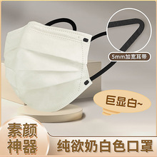 �̰�ɫ����Ů���ֵ�¿��г���һ�����ﶬ������͸����m�W�t���]