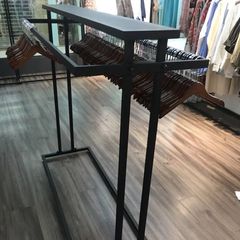 衣料品店の陳列棚、中島棚、男女兼用二列中間棚、平行棒、横吊り、床置き吊り下げ業務用衣類ラック