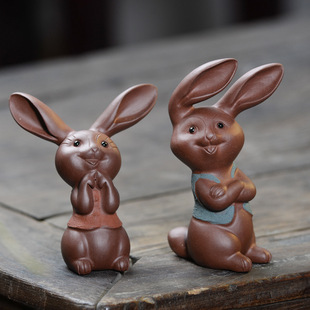 Yixing purple sand tea pet rabbit ornaments handmade Zodiac mud painted lovers rabbit sculpture tea set decoration ornaments manufacturers