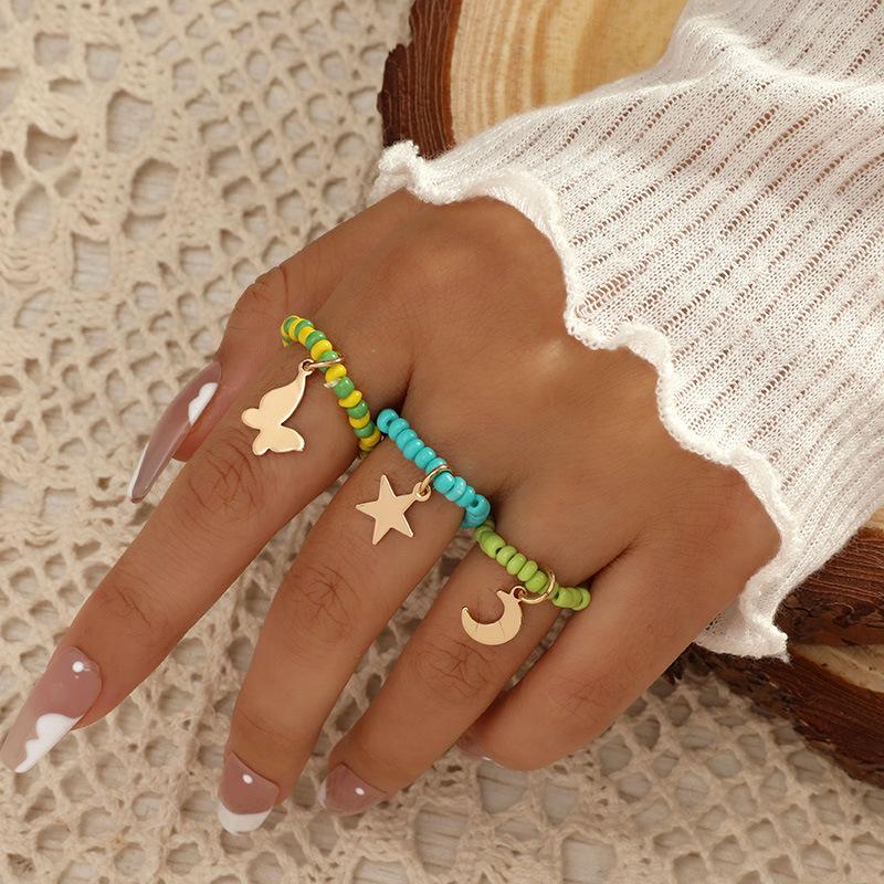 Simple Anillo De Cuentas De Arroz Tejido A Mano Temperamento De Moda Mariposa Luna Estrella Colgante Elástico Conjunto De 3 Piezas display picture 5