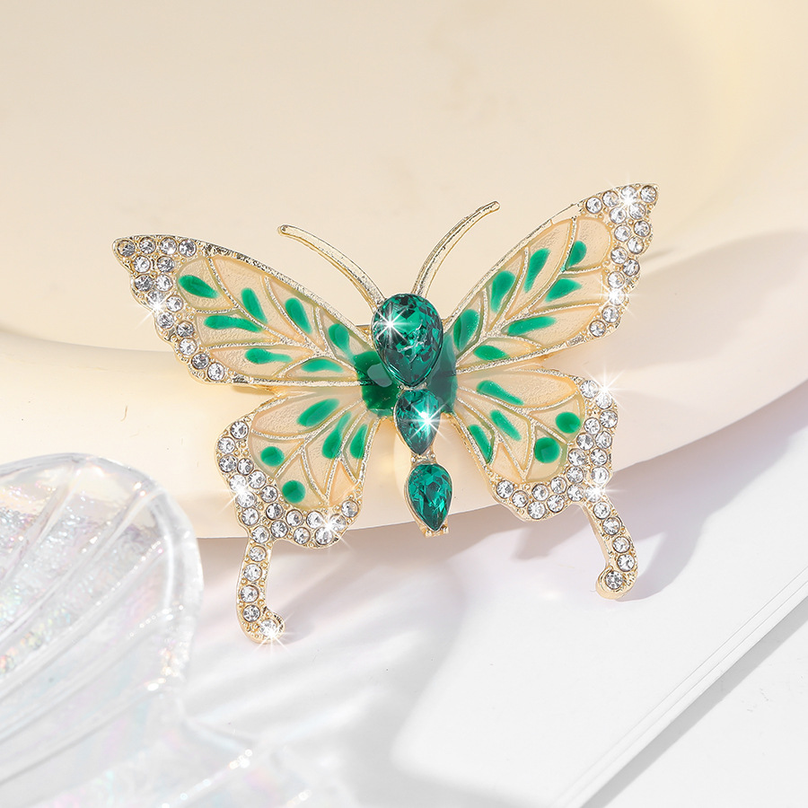 brooch emerald with butterfly