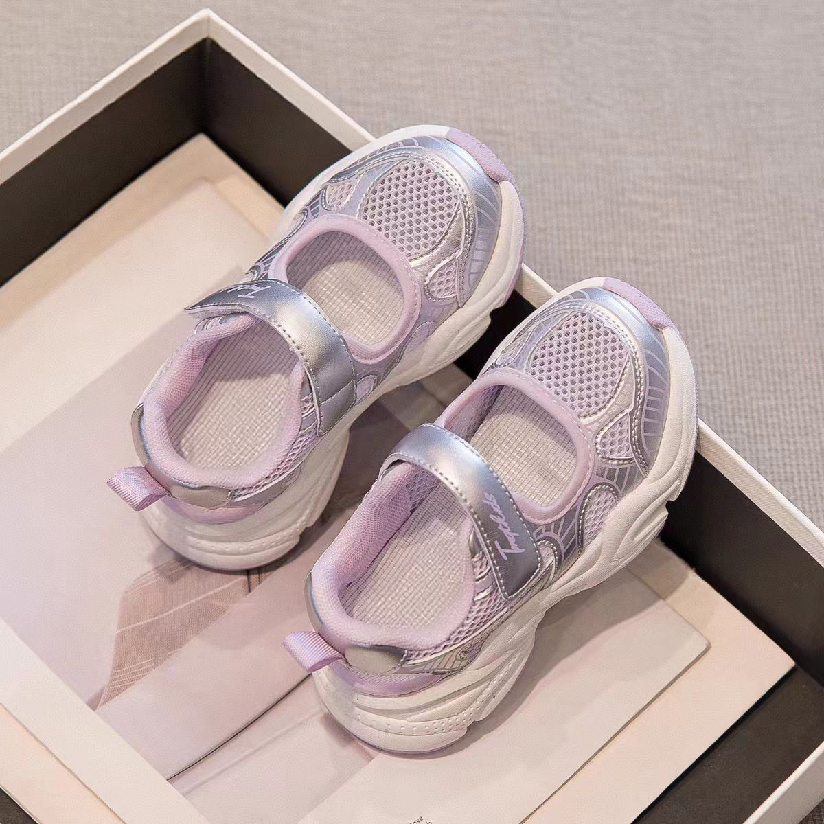 Sandalias de niña con punta cerrada, estilo nuevo verano 2026, zapatillas deportivas de malla hueca transpirables e informales para niñas