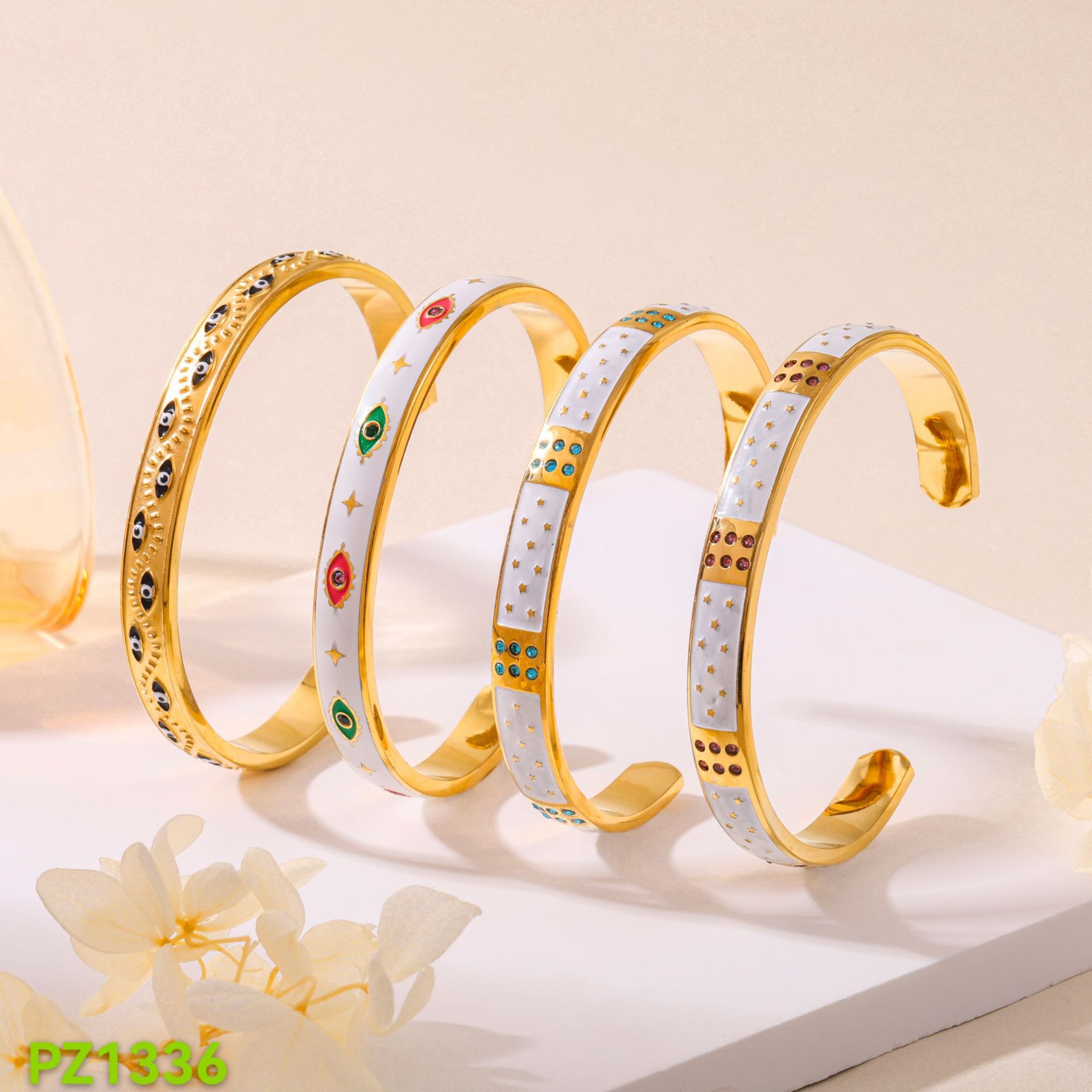 Pulseras de acero de titanio retro mujeres de moda transfronteriza europea y americana abierta electroalimentada diamantes de diamantes de diablo ojos brazalete de acero inoxidable joyas