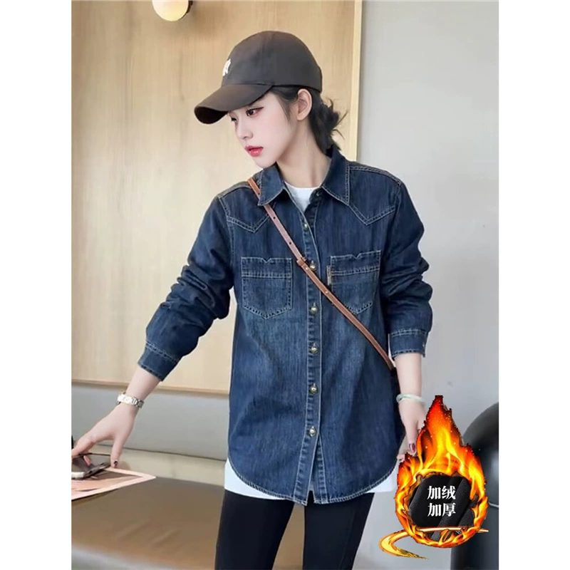 Теплая джинсовая рубашка на флисовой подкладке для женщин, новый стиль весны и осени 2025 года, свободная и стильная универсальная многослойная утолщенная рубашка для женщин.