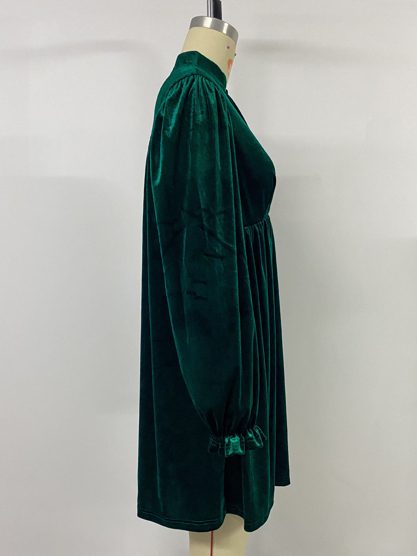 Vestido feminino de veludo em linha A – Vestido elegante retrô com manga curta e decote em V (mangas lanterna esvoaçantes, cintura alta, tecido de veludo macio)_voghion.com