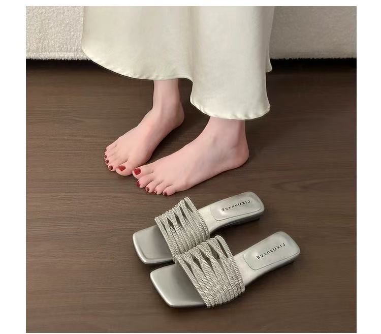 2026 verano nuevo tacones desgaste de alta sensación zapatillas de cinturón delgado fuera de casa usar zapatillas diarias cuadradas image 6