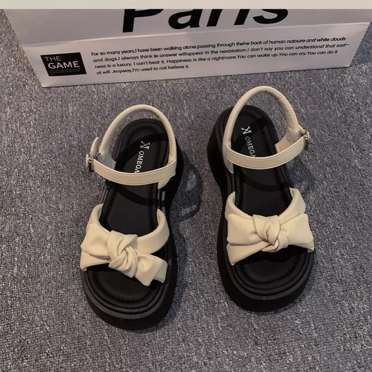 Sandalias de arco francés para mujeres 2026 nuevo estilo de verano con una sola gorra de moda con una falda de playa sandalias de hebilla