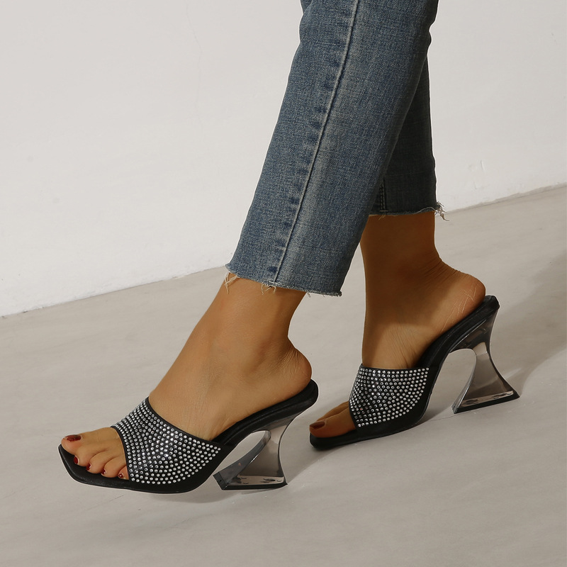 Pantofole primaverili con strass trasparenti a una linea e tacchi alti_voghion.com