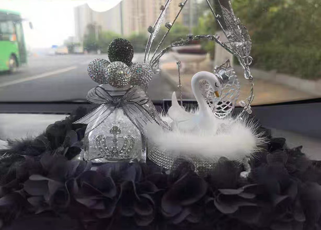 Katie asiento de perfume de coche cerámica gato diamante adornos de coche KT decoración de coche caja de perfume de coche al por mayor