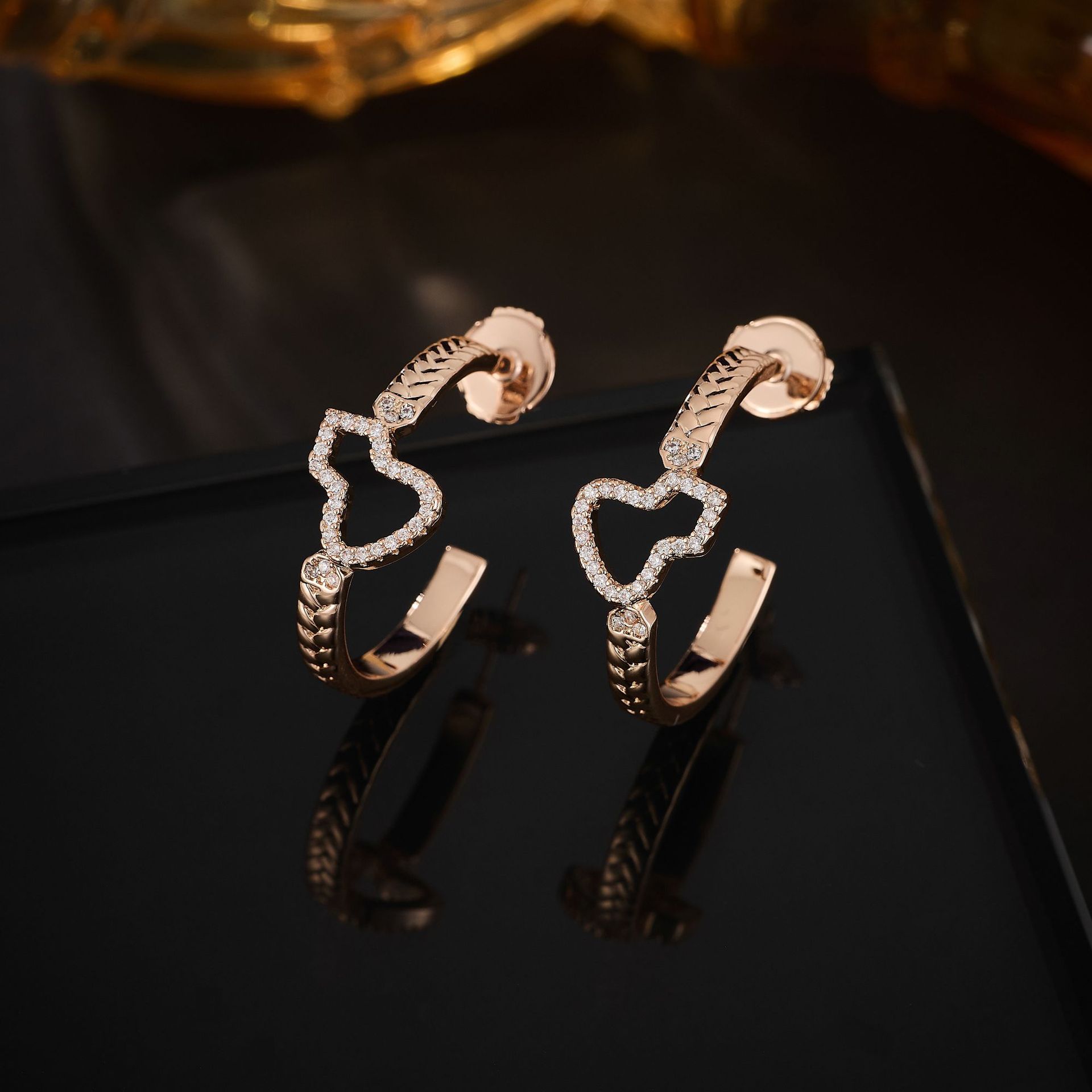 New Luxury Rose Gold Gourd-Shaped Hoop Earrings, High-End Version C-Shaped Earrings, Fashionable and Versatile Accessories