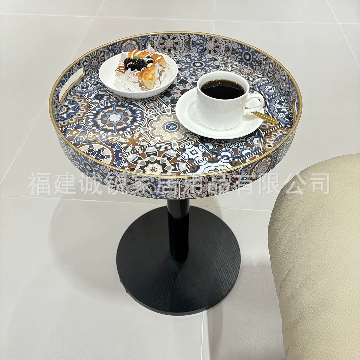 Диван боковые несколько круглых маленьких чайных столов декоративный поднос с ручкой Bohemia PPP тарелка кофейный столик в спальне маленький столик