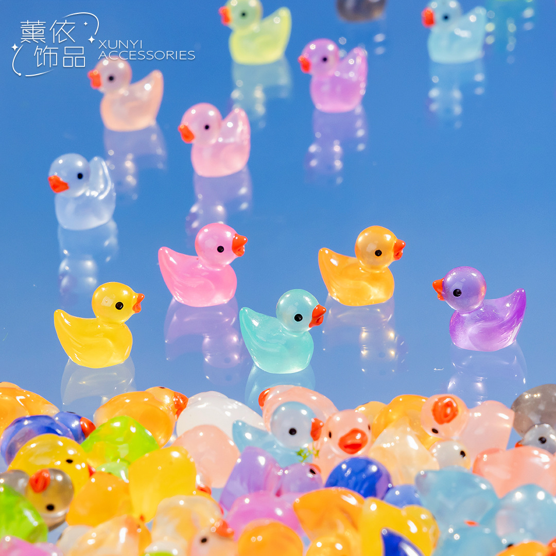 夜光创意彩色小鸭子DIY迷你玩具可爱饰品桌面摆件礼物配件