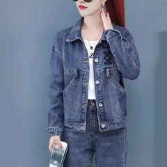 デニムのコートの女性insファッションの女性は秋の上着の刺繍のオーバーサイズのゆったりしたコートの高級なデニムの服に入ります。