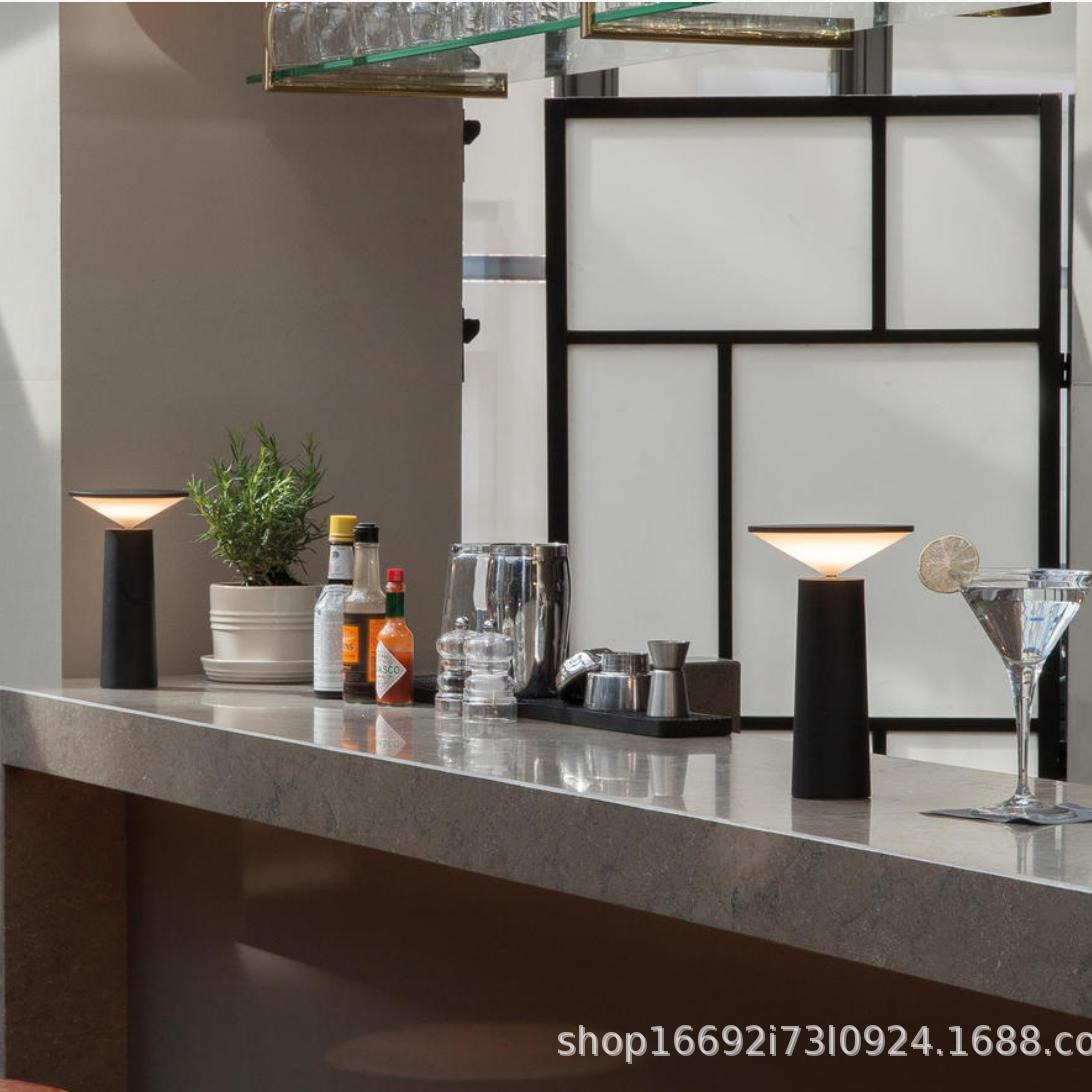 Amazon creativo pequeño i lámpara de escritorio estilo nórdico café sencillo rotación led aprendizaje protección de ojos lámpara de escritorio decoración