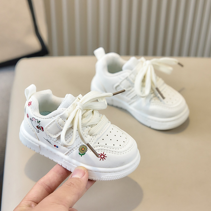 Zapatos deportivos infantiles de primavera 2026 zapatos de skate para bebés de niñas con suela suave antideslizante para bebés de hombre lindos zapatos blancos casuales image 6