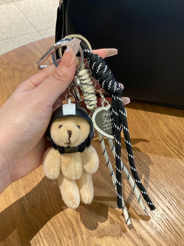 ニッチ miu ヘルメットクマペンダント甘くてクールなレザー愛編組ロープクリエイティブキーホルダー人形バッグペンダント|undefined