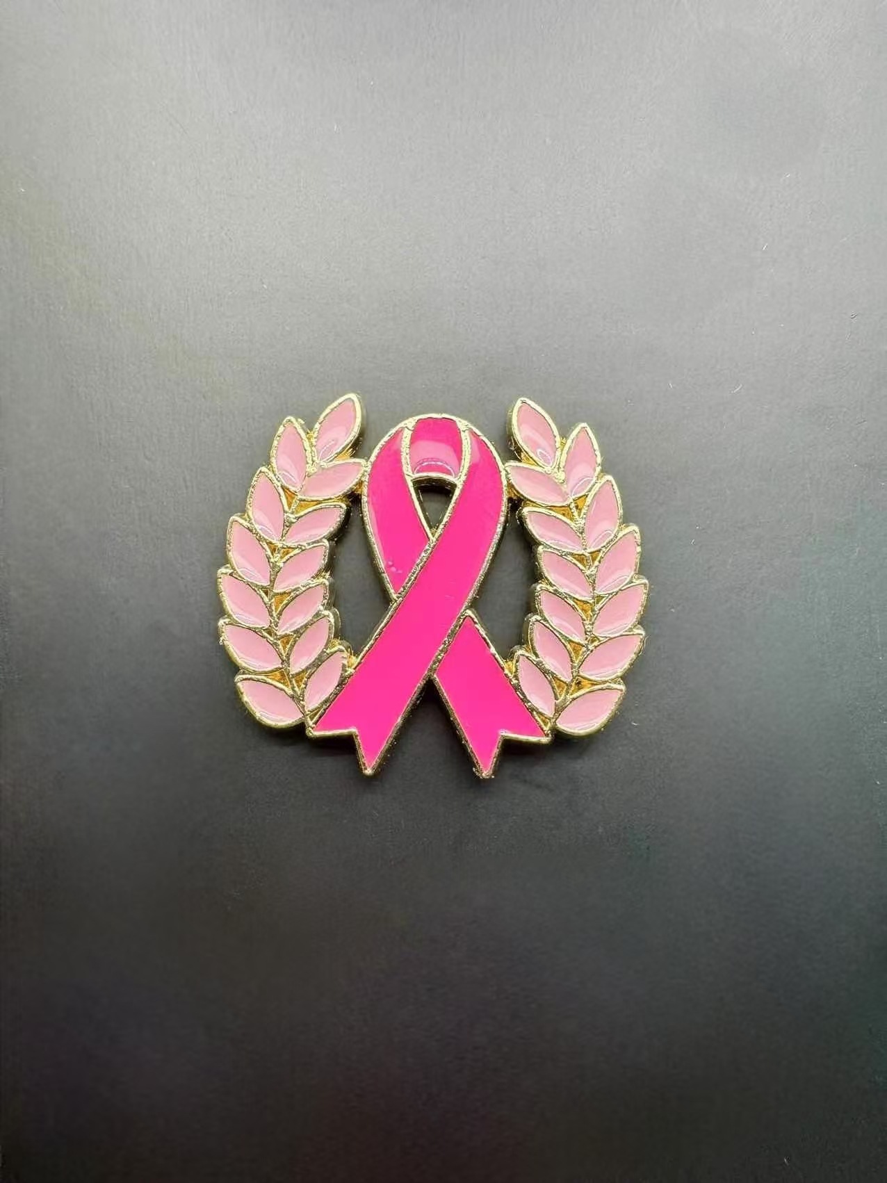 Broche promotionnelle avec logo du Ruban Rose International, symbole de sensibilisation au cancer du sein_voghion.com