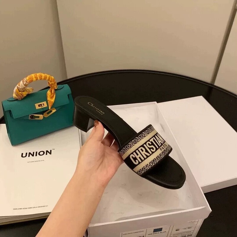 2025 New Style Embroidered Slippers for Women, Summer Outdoor Wear, Internet Celebrity Rhinestone Thick Heel Flat Sandals, Ins Style 2025 New Style Embroidered Slippers for Women, Summer Outdoor Wear, Internet Celebrity Rhinestone Thick Heel Flat Sandals, Ins Style