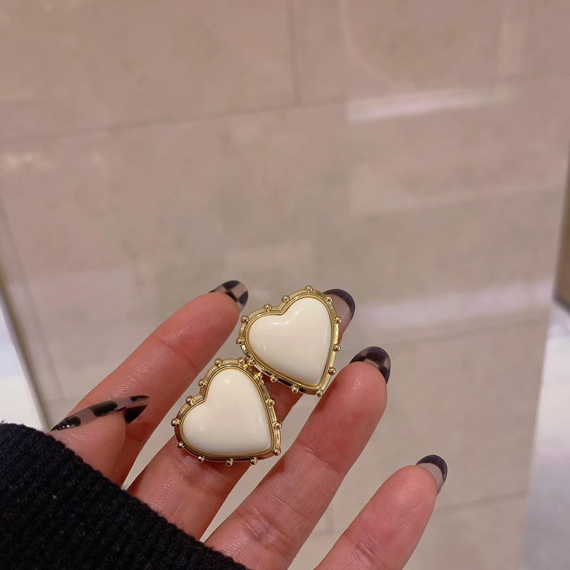 Korean New Heart Earrings Retro Geometric Three-dimensional Peach Heart Resin Earrings display picture 4