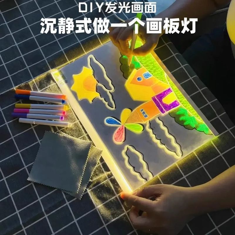 画板の子供はアクリル透明タブレットの広告板を拭くことができます。|undefined