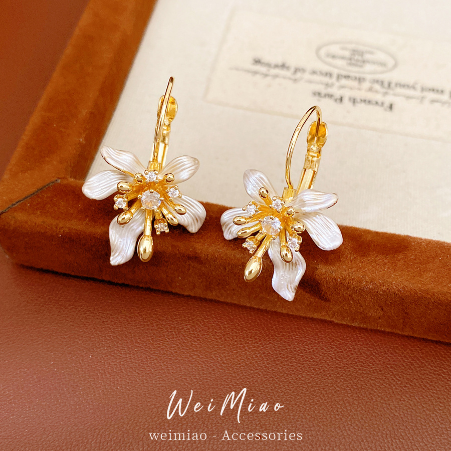 Flores de aceite de piedra de piedra de martillo delicado temperamento nicho personalidad aretes dulces ligeros de lujo alta sensación de auriculares al por mayor