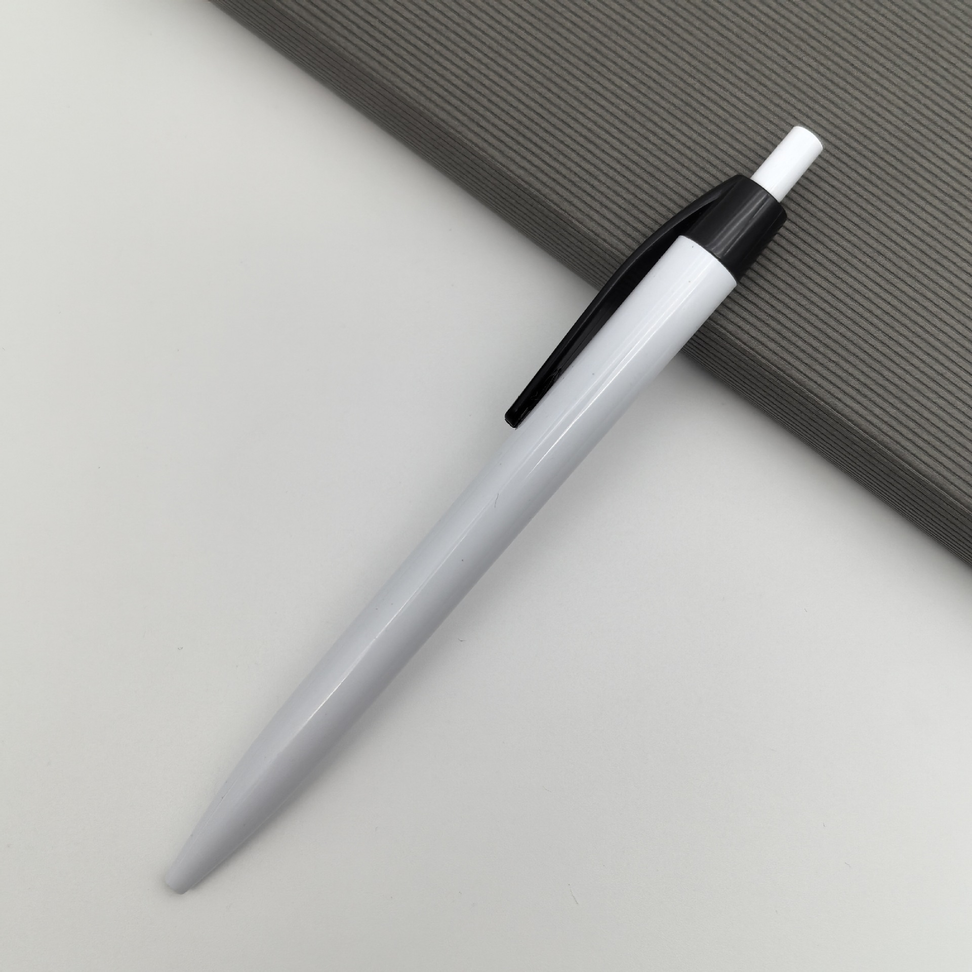 Bolígrafo publicitario personalizado bolígrafo publicitario blanco bolígrafo de plástico simple bolígrafo de plástico bolígrafo de hotel de oficina bolígrafo de plástico