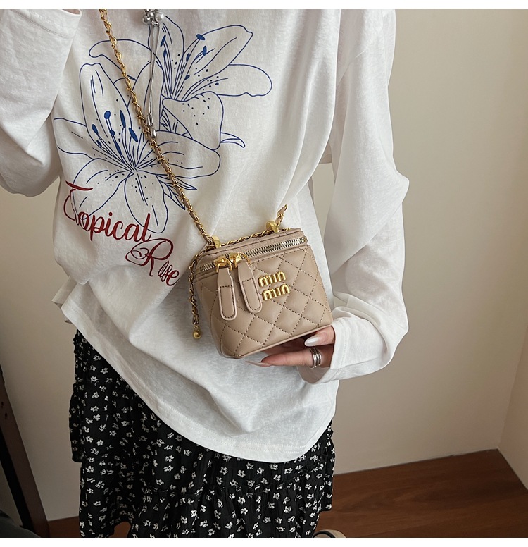 Little Bag Women 2025 Summer New Fashion diamond-shaped chain patent leather crossbody bag, versatile single-shoulder hand-carry bucket bag undefined