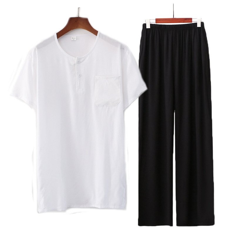 흰색 풀오버 + 검은 색 바지