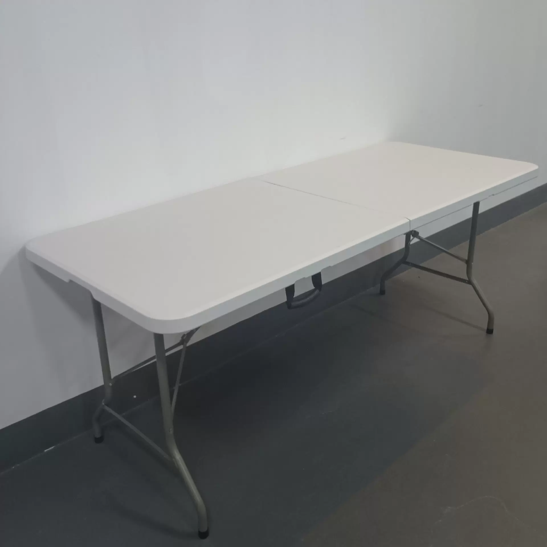 白色塑料折叠桌子便携长桌餐桌培训会议夜市摆摊专用桌户外办公桌