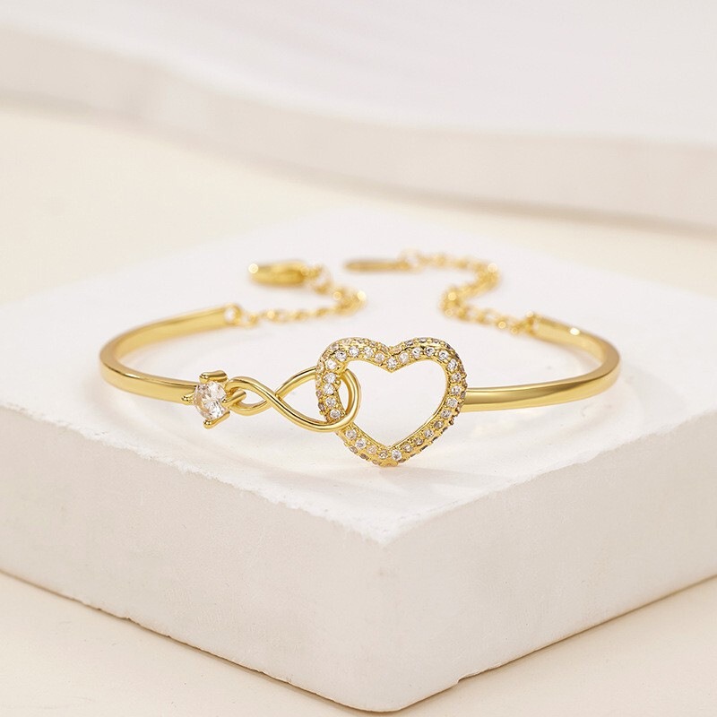Light Luxury Love Heart Bracelet for Women, Gold-Plated Heart-Shaped Hollow Design, High-End Fashion Jewelry, Niche Ins Style