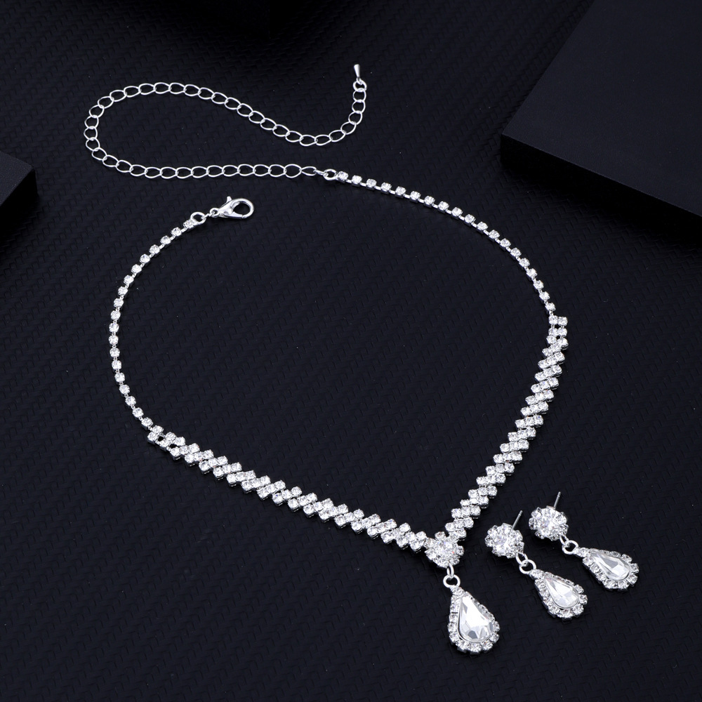 Venta caliente transfronteriza exquisito collar de cadena de garra pendientes traje de dos piezas collar de gota de agua Cadena de clavícula accesorios de cena para las mujeres