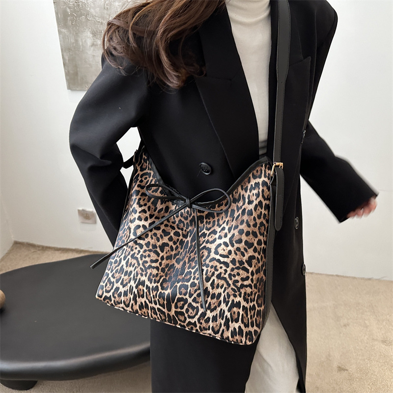 Retro brazaleta para mujeres 2025, otoño y invierno, nueva tendencia de moda, bolso de hombro de gran capacidad, bolso de mujer en línea