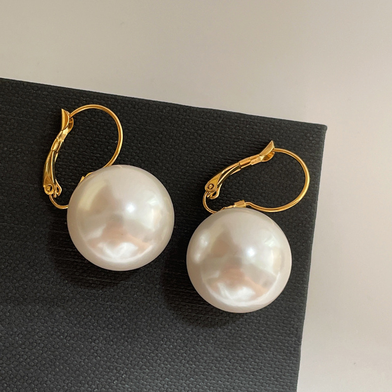 Pendientes de amor de perlas de lujo ligero con aguja de plata Pendientes de sentido de alta gama de temperamento de nicho Pendientes de estilo de palacio de todo fósforo de moda al por mayor