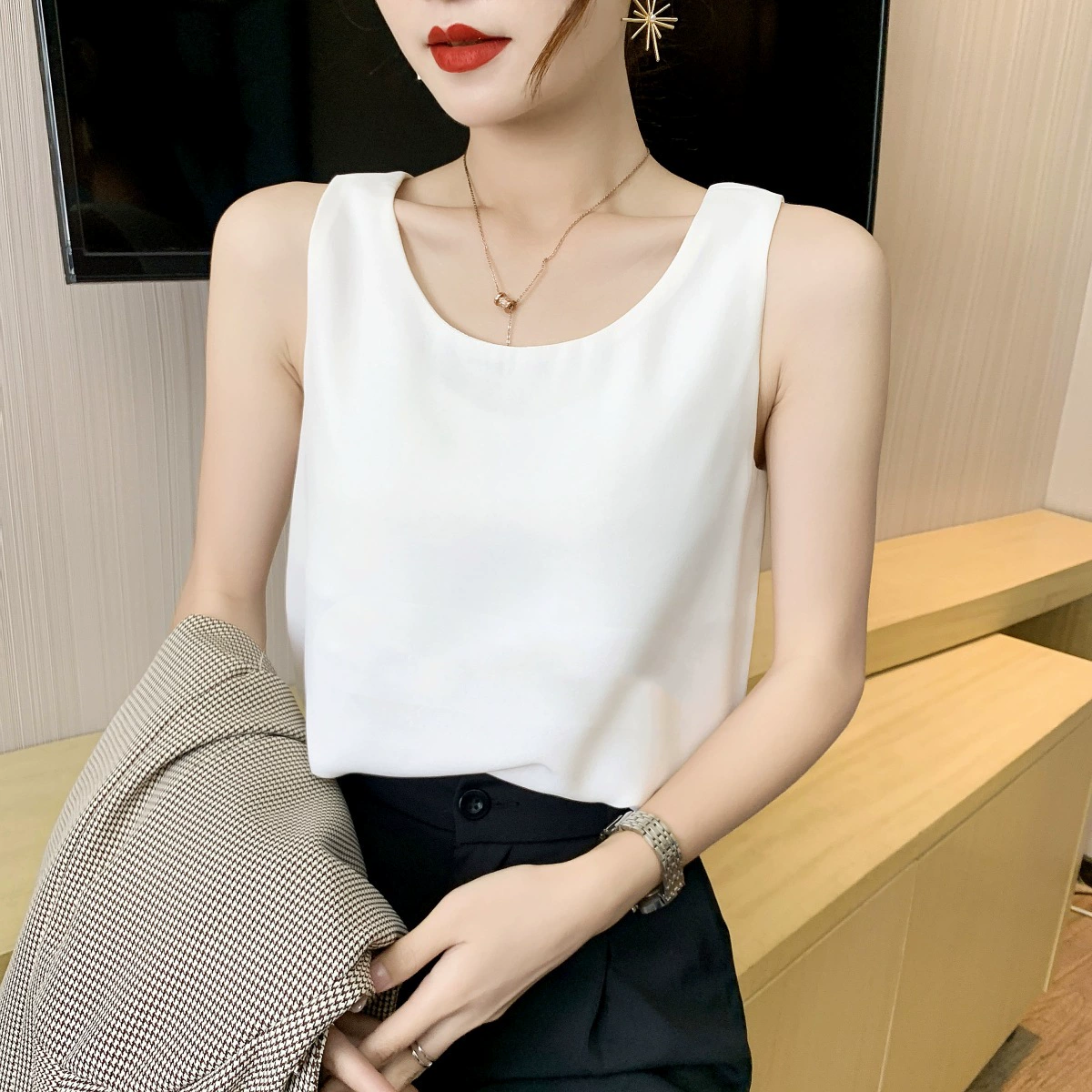 Женский топ-камзол 2025 года, новый стиль летнего костюма с нишевым дизайном, без спинки и рукавов, для ношения на улице.