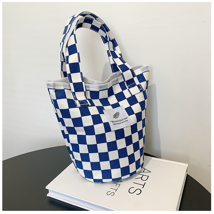 A fashionable new Japanese and Korean chic black and white checkered canvas bag, a large-capacity single-shoulder bag for women, and a simple student handbag undefined