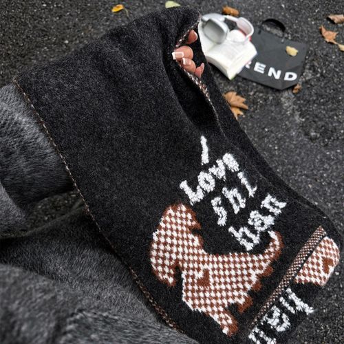 Japanese-style cute retro cartoon letter dog knitted scarf for women, autumn and winter fashionable design, warm and cold-resistant neck wrap