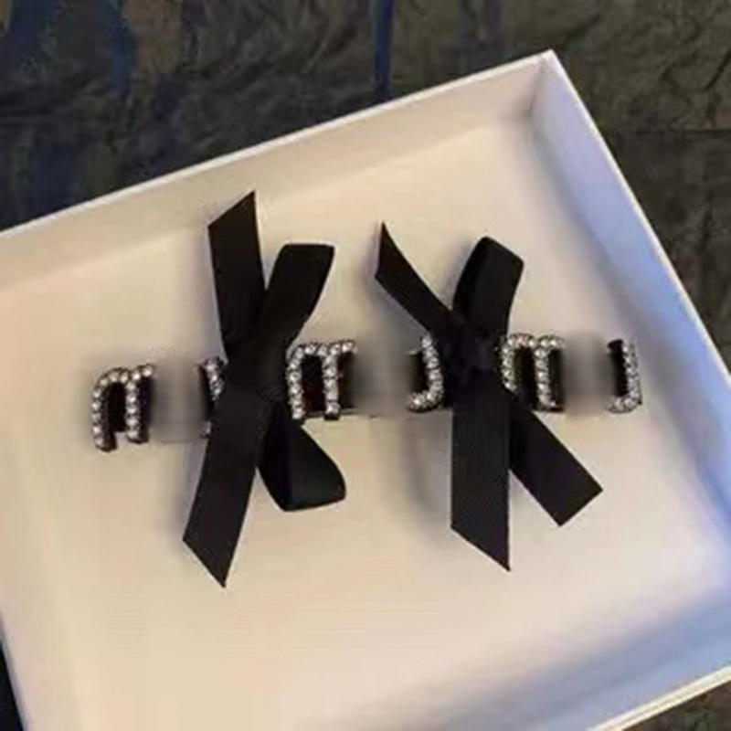 Double-sided hairpin with bow