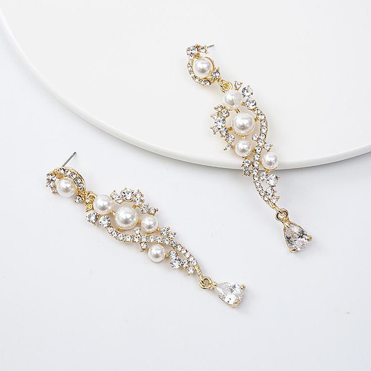 Korean Diamond-studded Flowers Pearl Stud Earrings Wholesale display picture 3