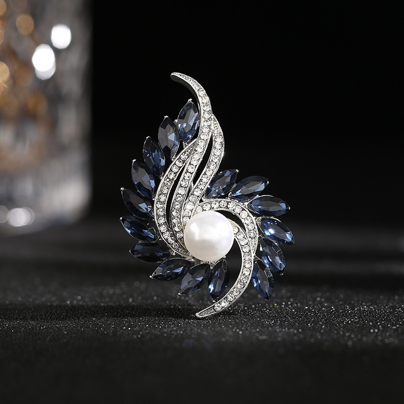 Neue Mode Brosche Persönlichkeit Luxus Damen Kristall Brosche Pin vielseitig Atmosphäre Anzug elegante Temperament_voghion.com