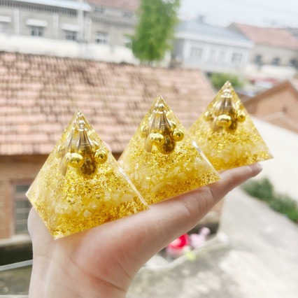 跨境新品货源亚马逊水晶碎石金字塔摆件滴胶树脂摆件家居手工艺品