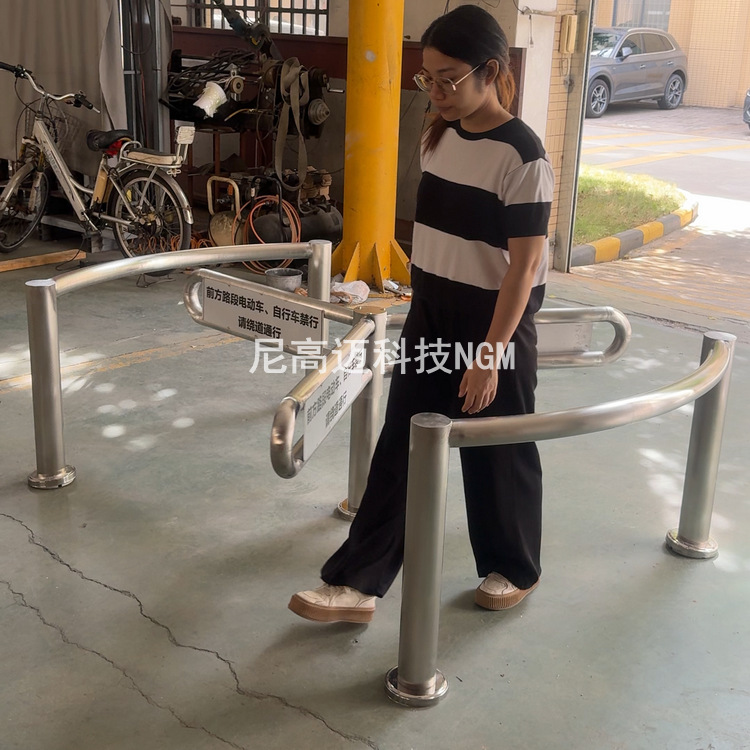 不锈钢单向门可通过手推婴儿车半高转闸,韶关河源公园小区双向门