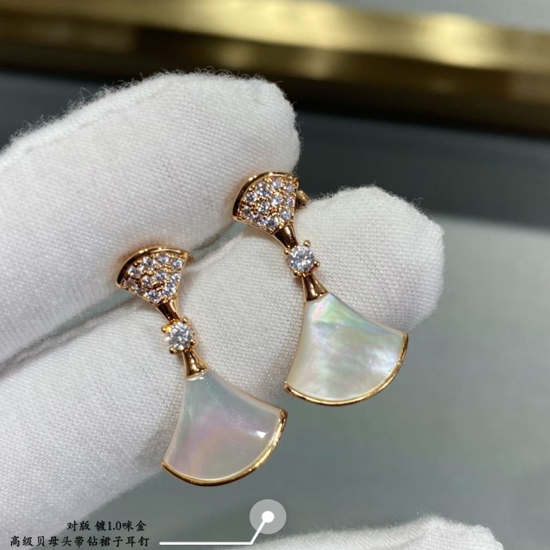 V ゴールド スカート シェイプ イヤリング レディース 18K ローズゴールドメッキ ダイヤモンドとマザーオブパール カーネリアン シェイプ イヤリング|undefined