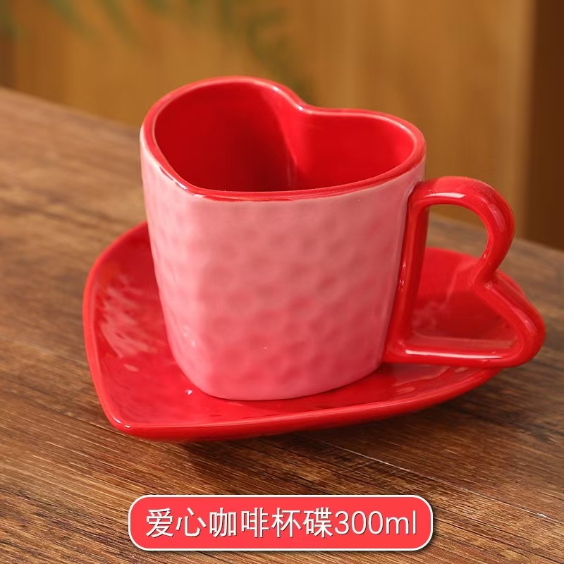 Taza de café hecha a mano con un set de té de la tarde creativo de alto valor facial pareja nicho sensación de atmósfera pintada a mano