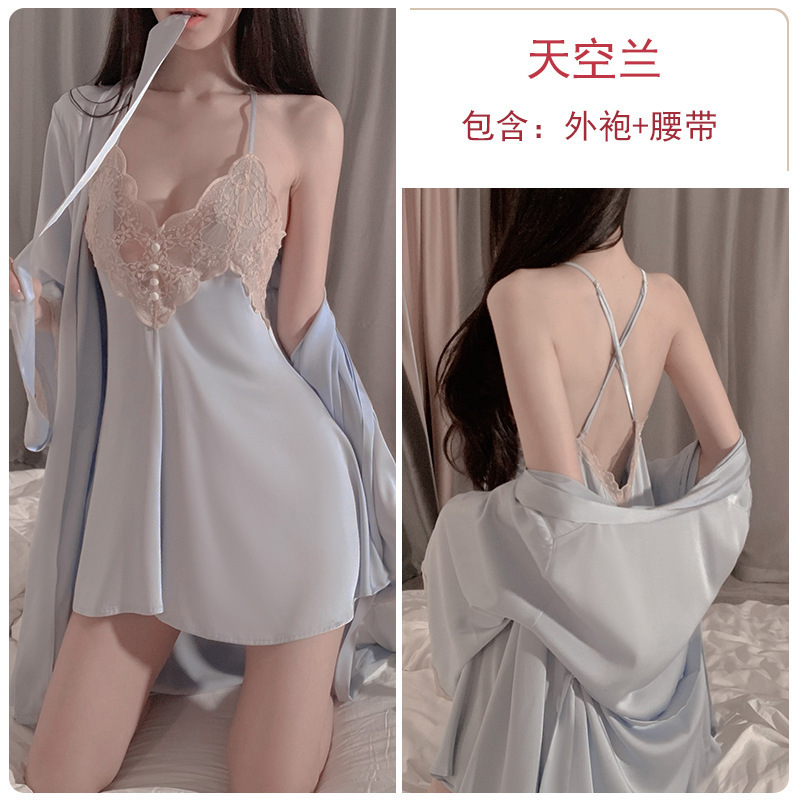 하늘색 코트 + 잠옷 + 속옷 + 벨트