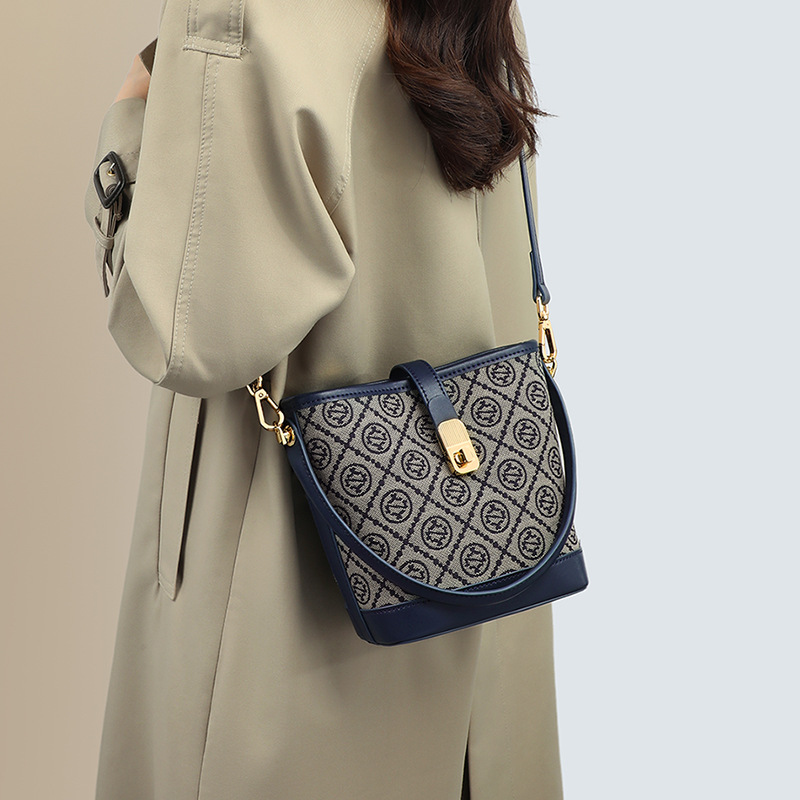 Túi tote nữ cỡ lớn họa tiết monogram, đeo vai và đeo chéo đi làm — màu xanh, Màu xanh (phiên bản công khai), màu đen, Màu đen (phiên bản công khai)